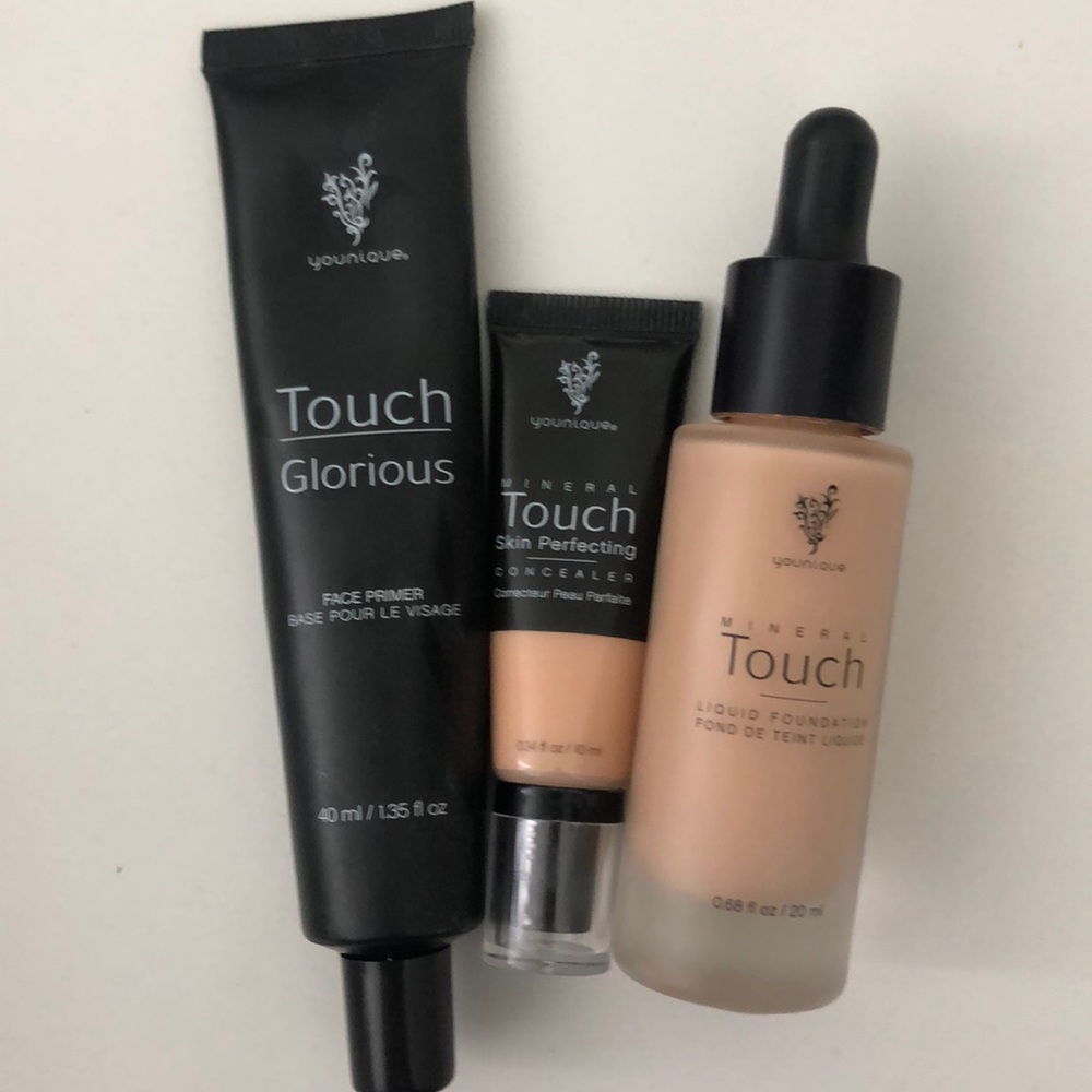 Younique touch make up set